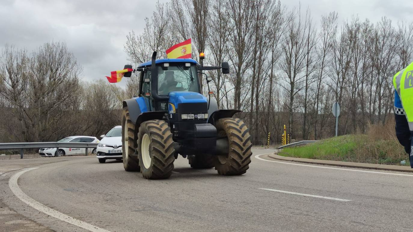 Los transporte leonés rechaza el acuerdo, mantiene las protestas y el taxi y la agricultura se suman. El sector en la provincia de León mantiene activo el paro que mantiene 'movilizado' a cerca de 1.500 camiones. Los transportistas han vuelto a recorrer de nuevo las arterias periféricas de la ciudad. 