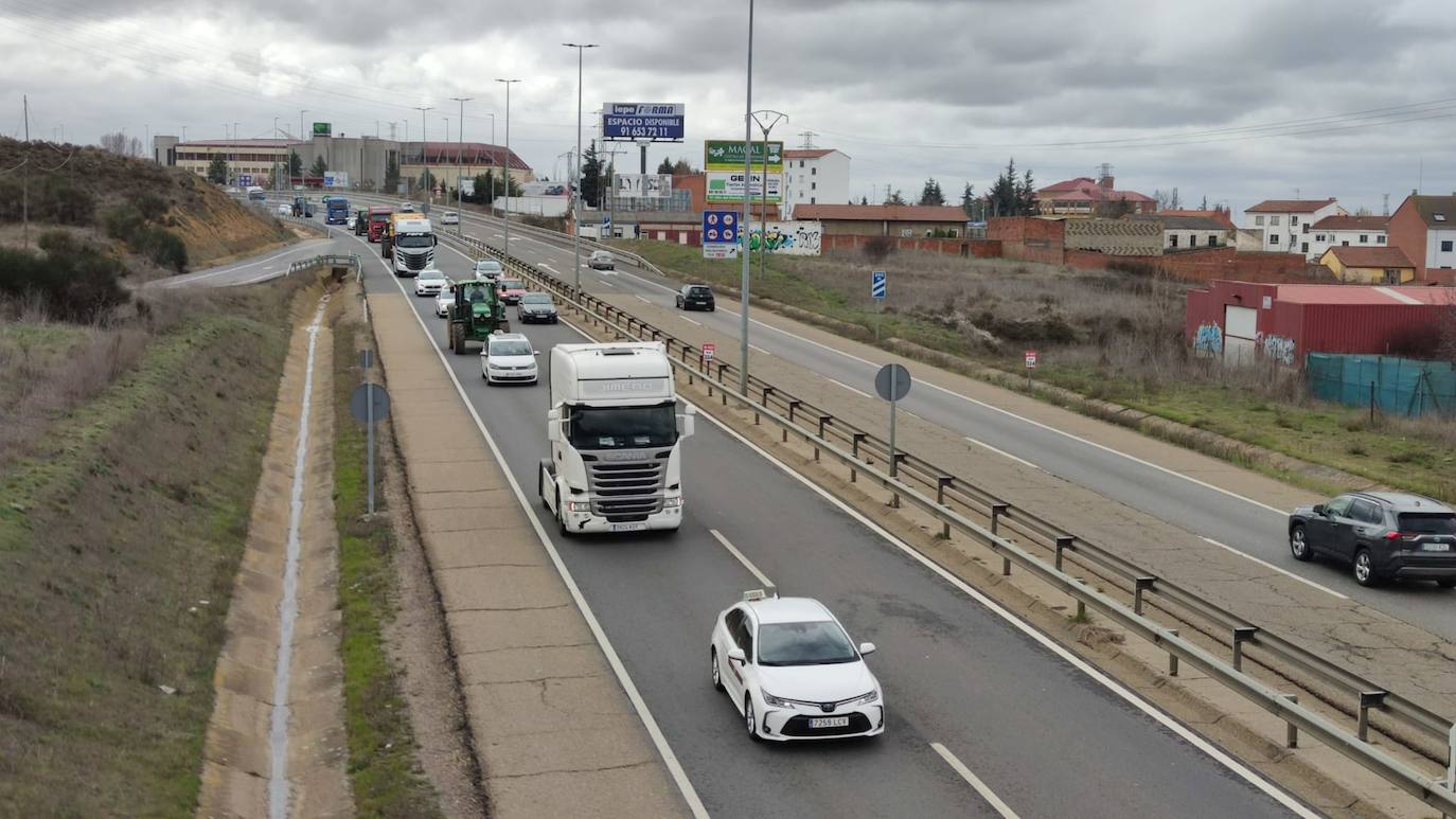 Los transporte leonés rechaza el acuerdo, mantiene las protestas y el taxi y la agricultura se suman. El sector en la provincia de León mantiene activo el paro que mantiene 'movilizado' a cerca de 1.500 camiones. Los transportistas han vuelto a recorrer de nuevo las arterias periféricas de la ciudad. 