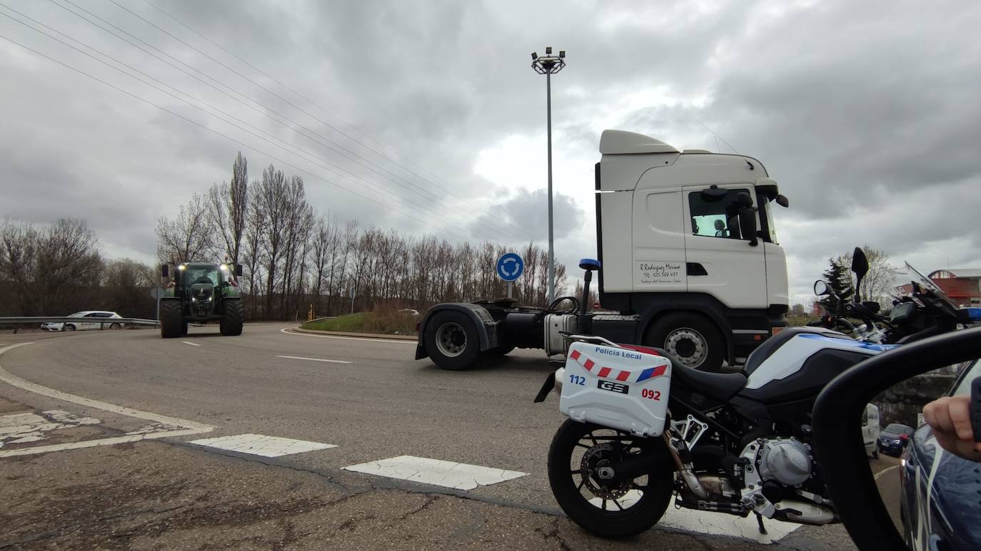 Los transporte leonés rechaza el acuerdo, mantiene las protestas y el taxi y la agricultura se suman. El sector en la provincia de León mantiene activo el paro que mantiene 'movilizado' a cerca de 1.500 camiones. Los transportistas han vuelto a recorrer de nuevo las arterias periféricas de la ciudad. 