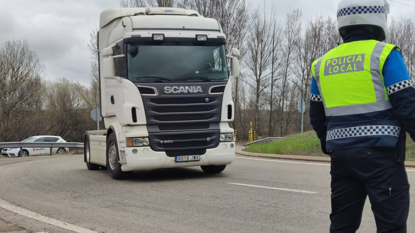 Los transporte leonés rechaza el acuerdo, mantiene las protestas y el taxi y la agricultura se suman. El sector en la provincia de León mantiene activo el paro que mantiene 'movilizado' a cerca de 1.500 camiones. Los transportistas han vuelto a recorrer de nuevo las arterias periféricas de la ciudad. 