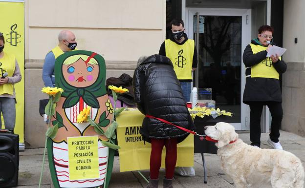 Varias personas se han acercado al stand de Amnistía Internacional para exigir el fin de la contienda