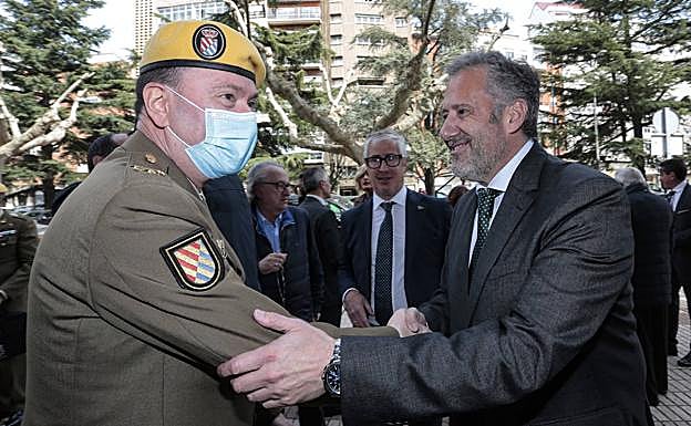 En la imagen, el Jefe de la UME, Luis Manuel Martínez Meijide, saluda al presidente de las Cortes, Carlos Pollán.