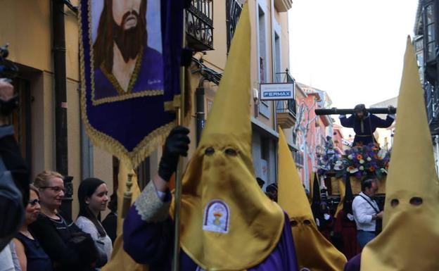 Inicio de la procesión con el paso titular de Jesús del Vía Crucis.