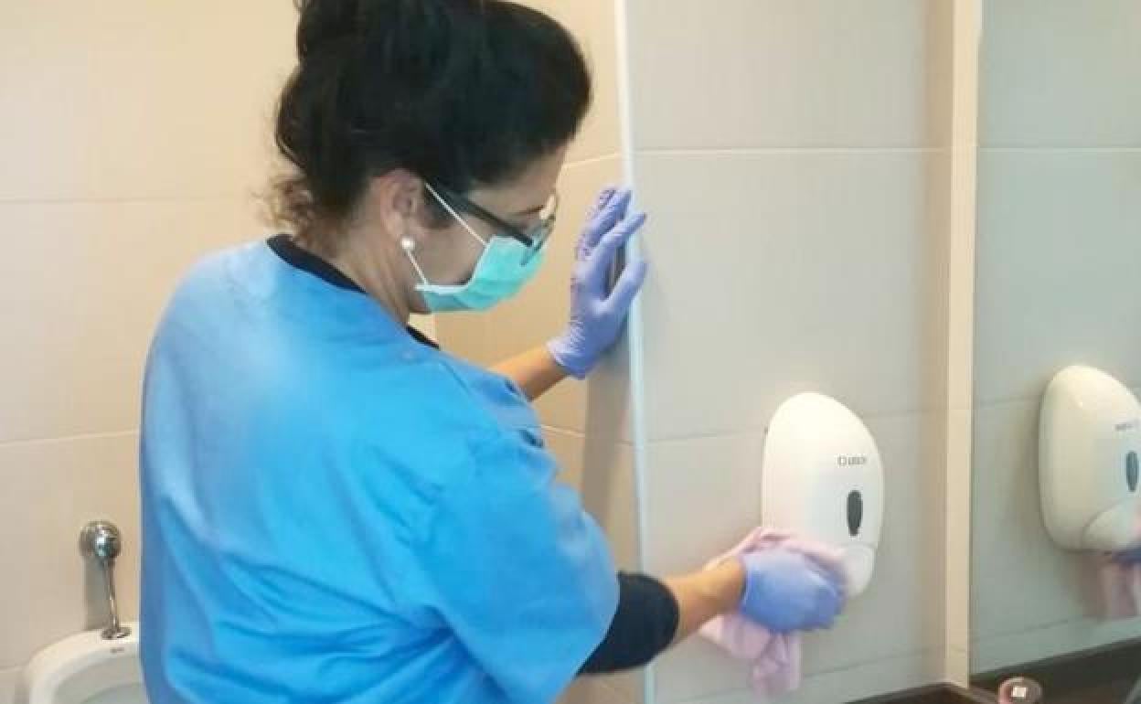 Empleada del servicio de limpieza de interior de una institución pública.