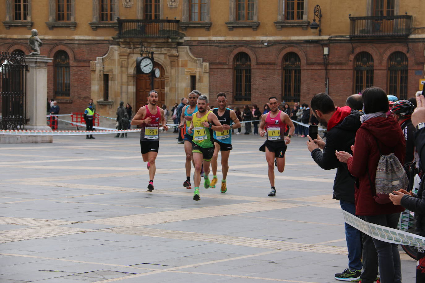 Fotos: Paso junto a la Catedral