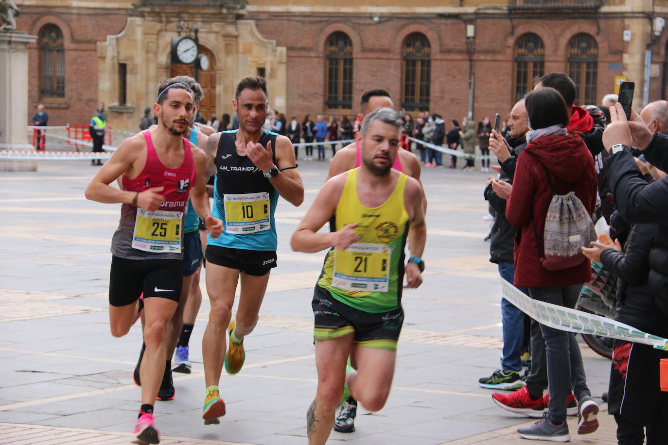 Fotos: Paso junto a la Catedral