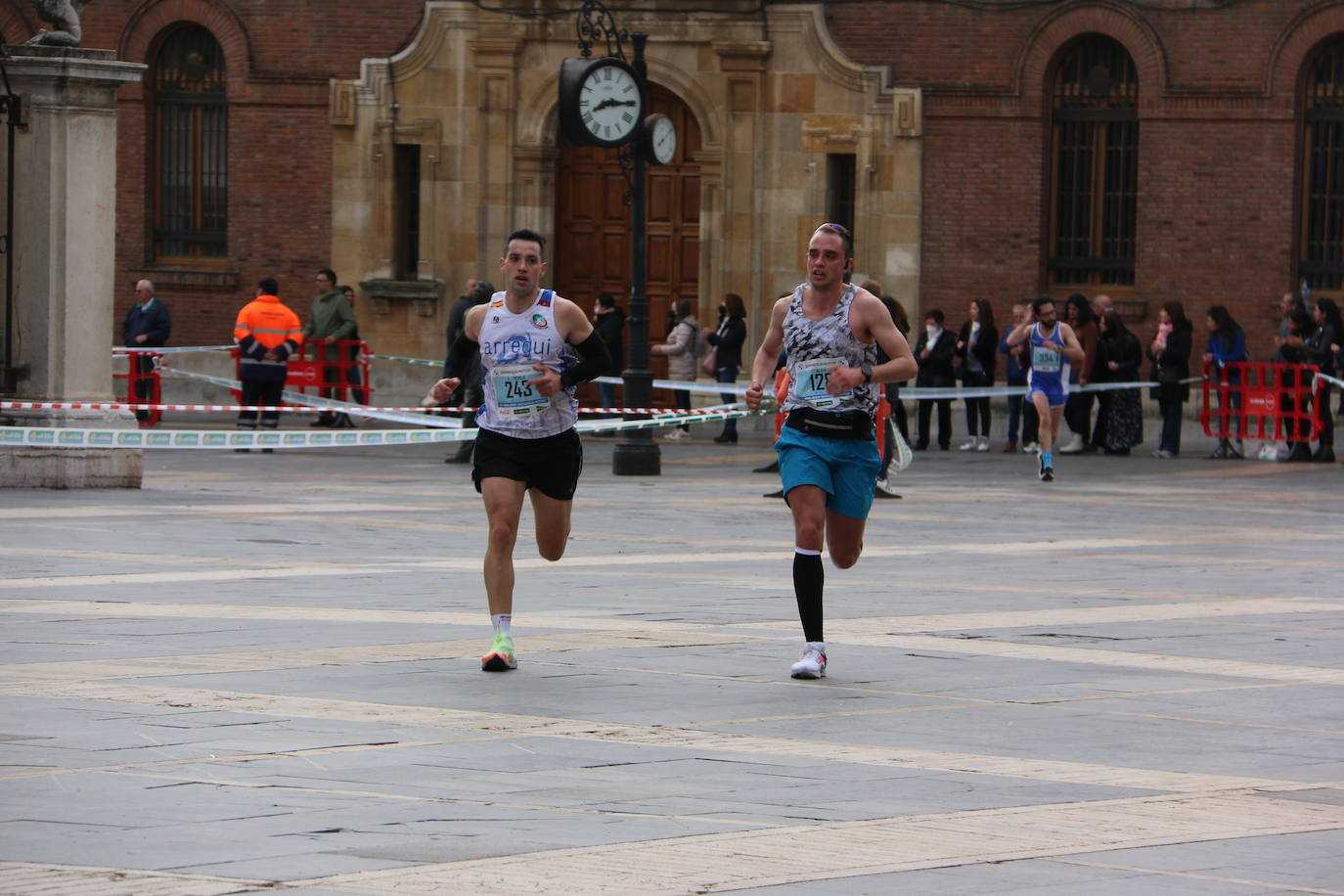 Fotos: Paso junto a la Catedral