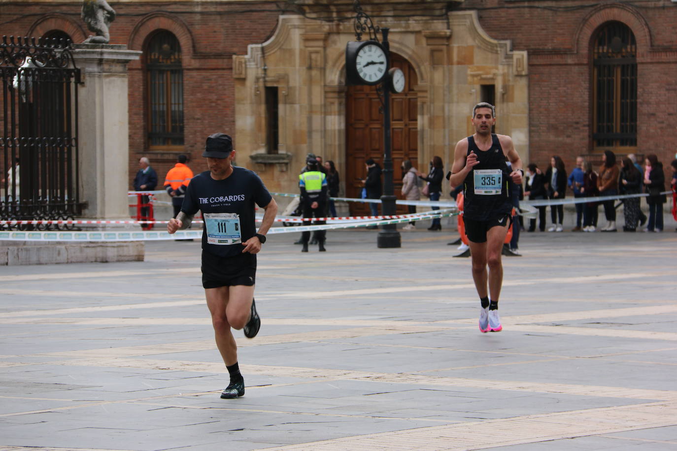 Fotos: Paso junto a la Catedral