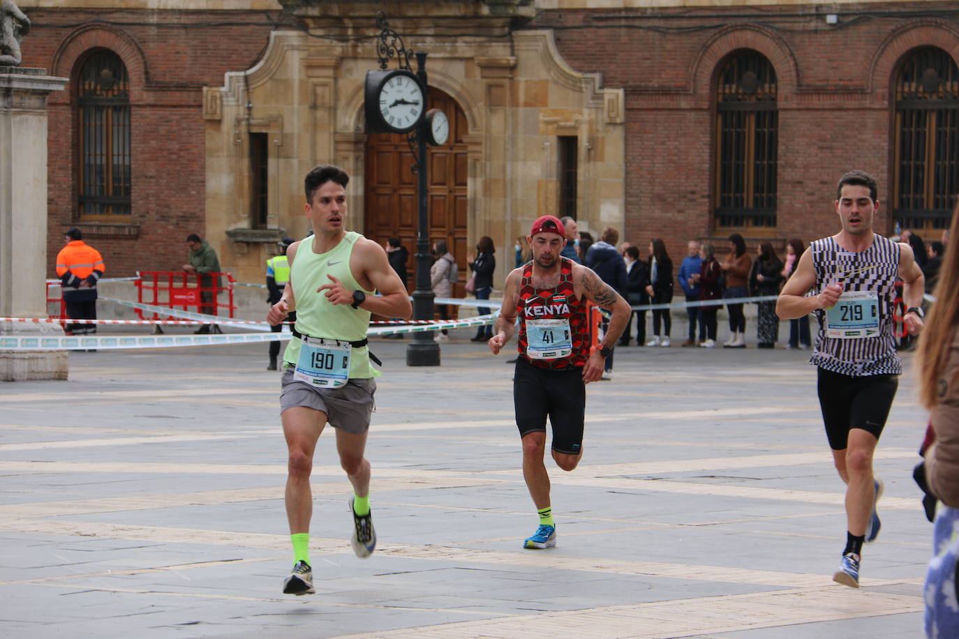 Fotos: Paso junto a la Catedral