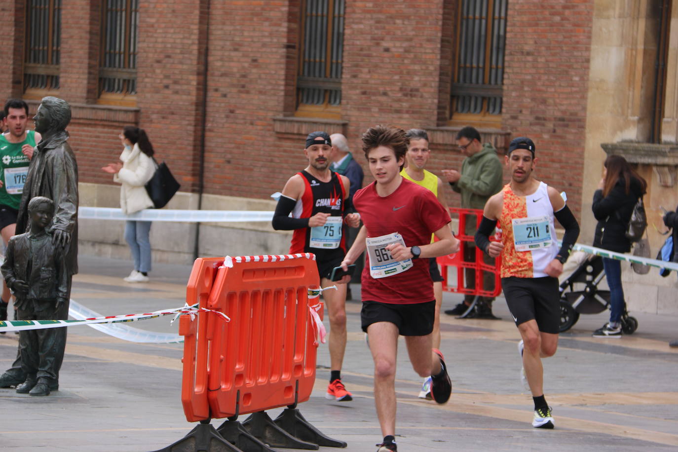 Fotos: Paso junto a la Catedral