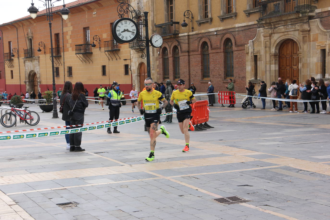 Fotos: Paso junto a la Catedral