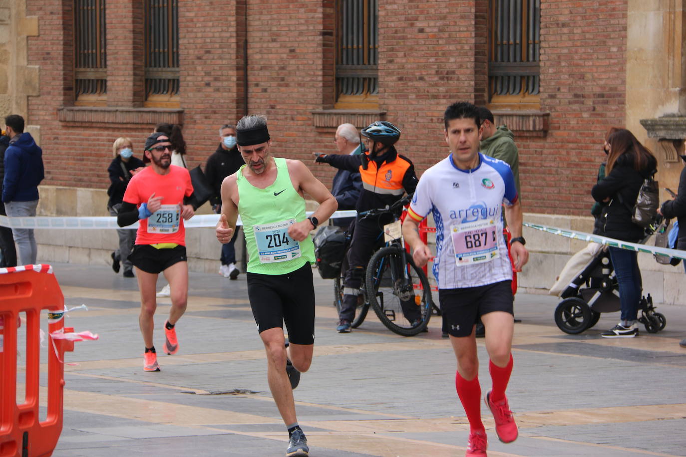 Fotos: Paso junto a la Catedral