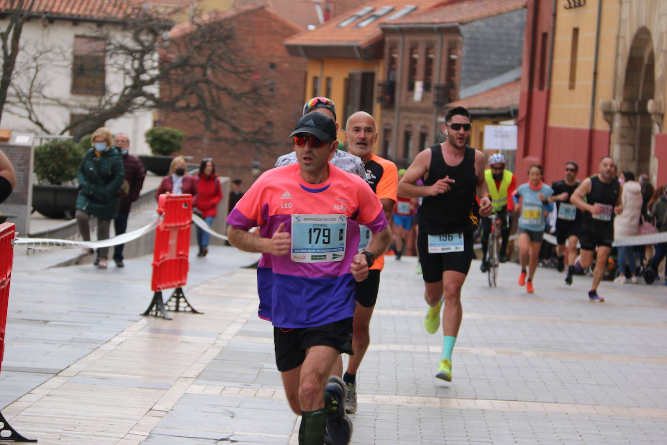 Fotos: Paso junto a la Catedral