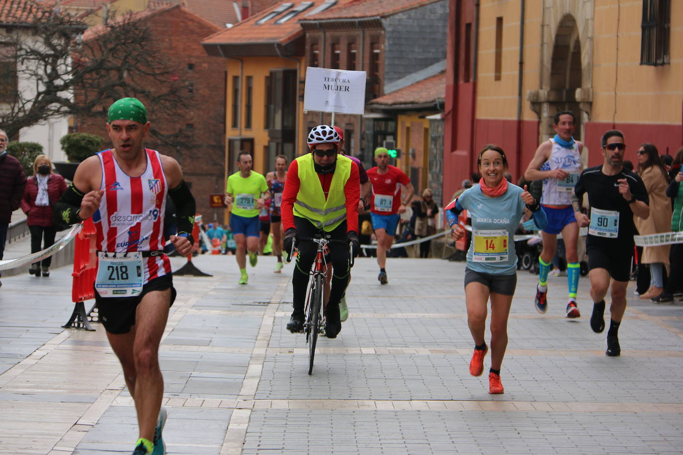 Fotos: Paso junto a la Catedral