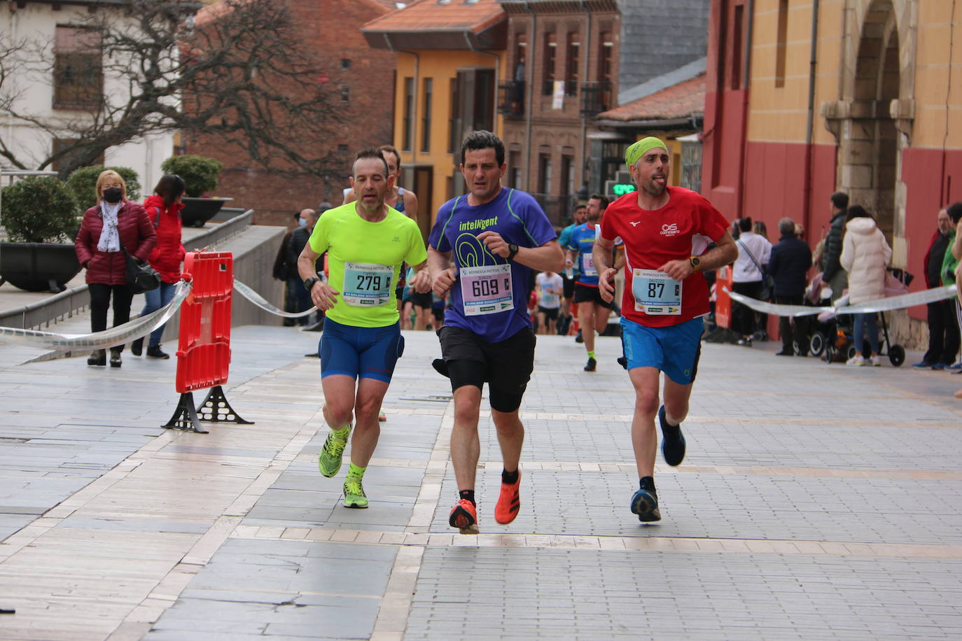 Fotos: Paso junto a la Catedral