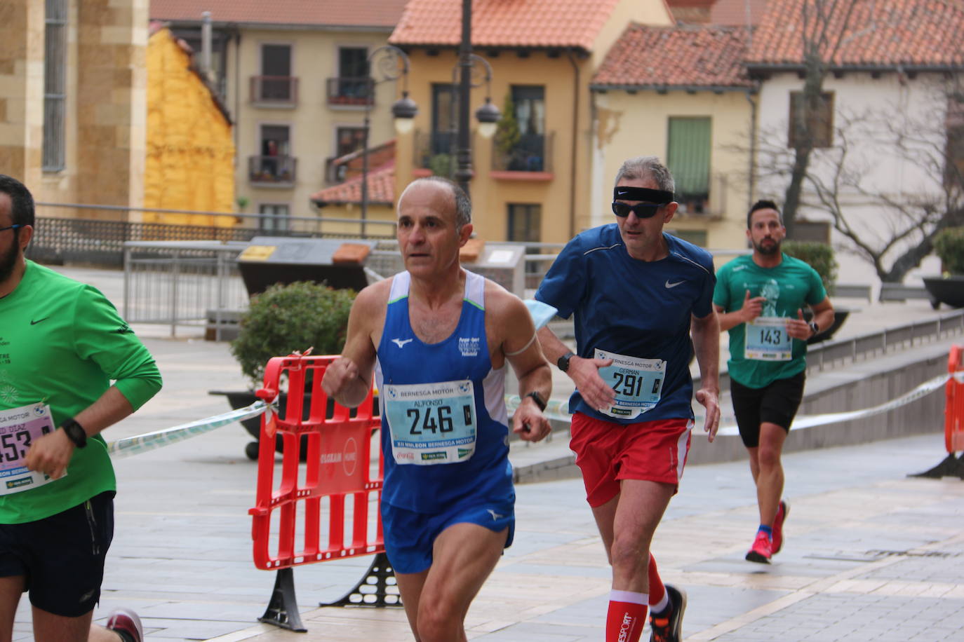 Fotos: Paso junto a la Catedral