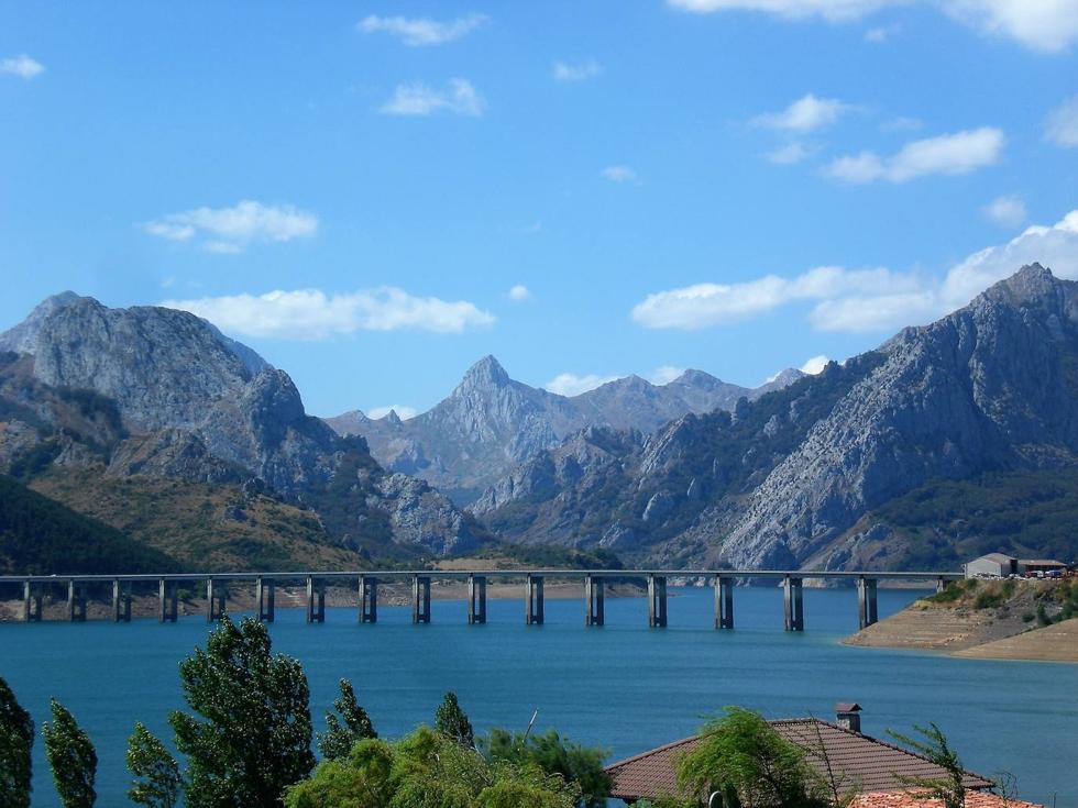 El viejo Riaño, centro neurálgico de la comarca y otros 7 pueblos, perecieron en 1987 después de una dolorosa agonía, gobernaba entonces nuestros destinos el Partido Socialista. 