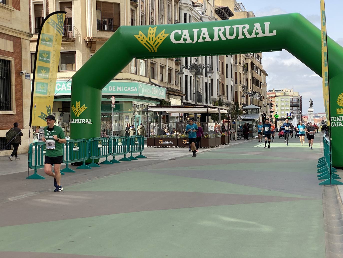 Fotos: La media maratón de León a su paso por Ordoño II (I)