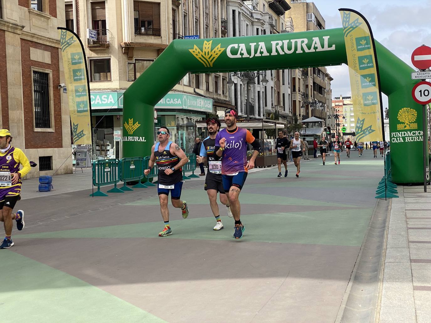 Fotos: La media maratón de León a su paso por Ordoño II (I)