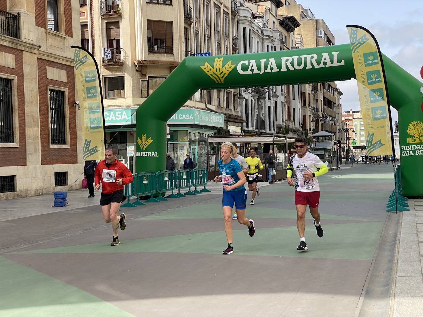 Fotos: La media maratón de León a su paso por Ordoño II (I)