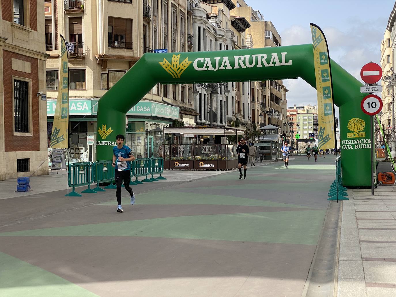 Fotos: La media maratón de León a su paso por Ordoño II (I)