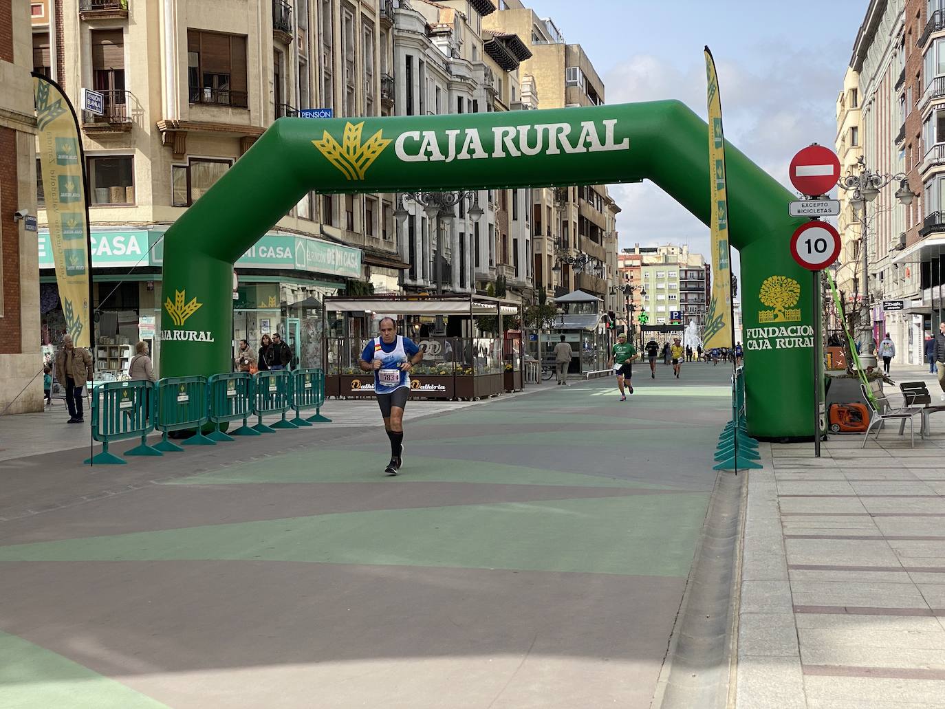 Fotos: La media maratón de León a su paso por Ordoño II (I)