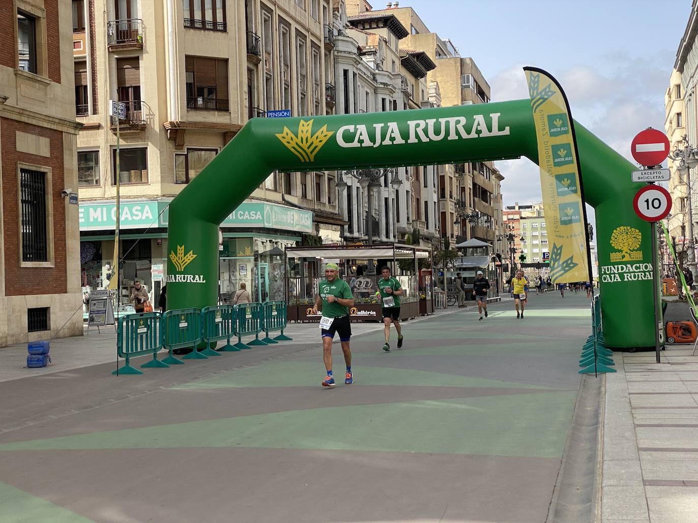 Fotos: La media maratón de León a su paso por Ordoño II (I)