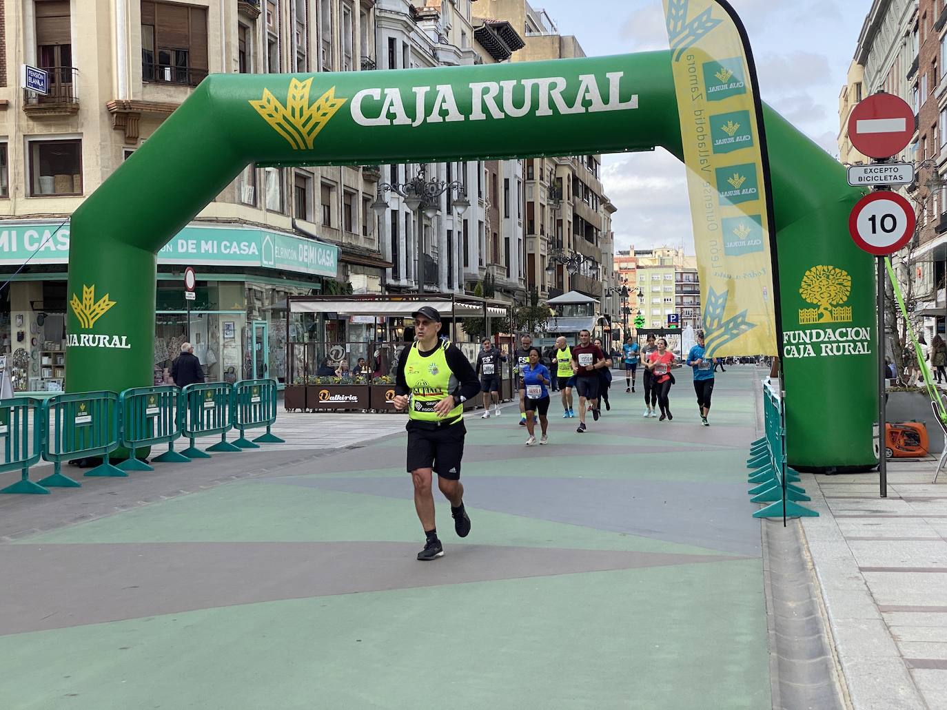 Fotos: La media maratón de León a su paso por Ordoño II (I)