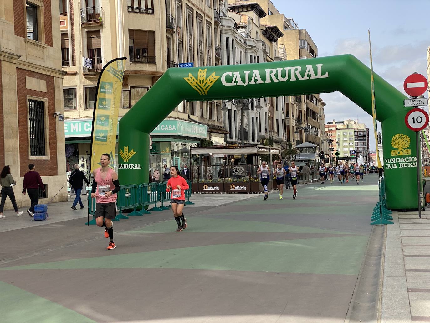 Fotos: La media maratón de León a su paso por Ordoño II (I)