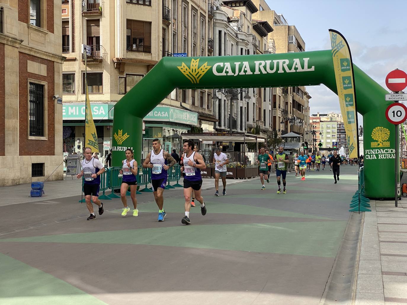 Fotos: La media maratón de León a su paso por Ordoño II (I)