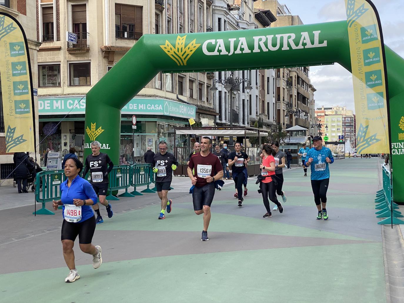 Fotos: La media maratón de León a su paso por Ordoño II (I)