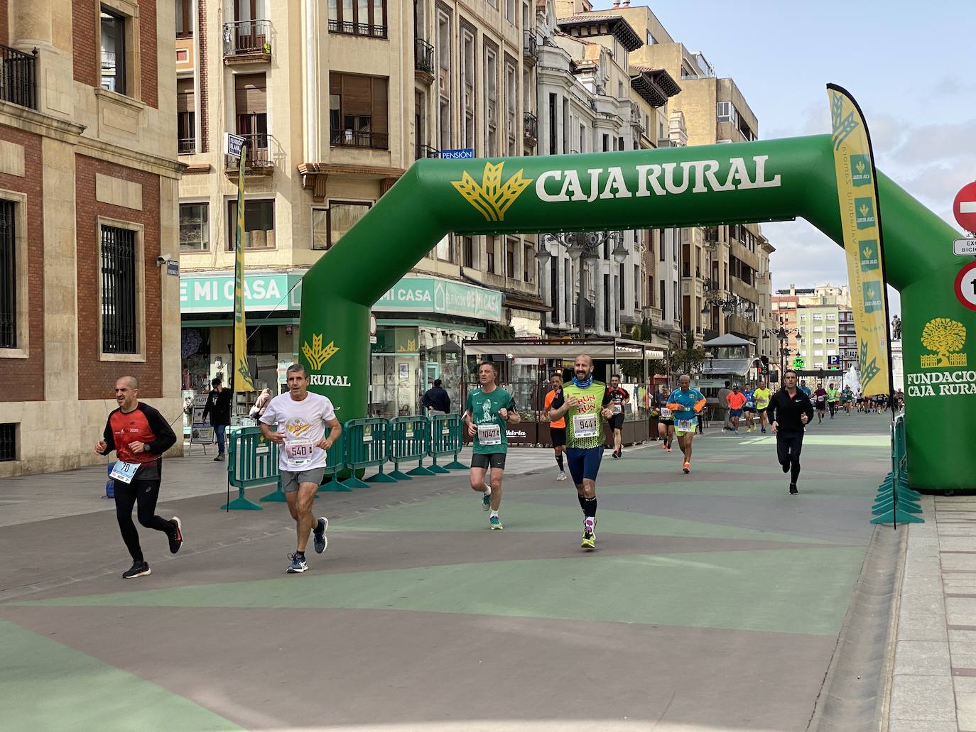 Fotos: La media maratón de León a su paso por Ordoño II (I)