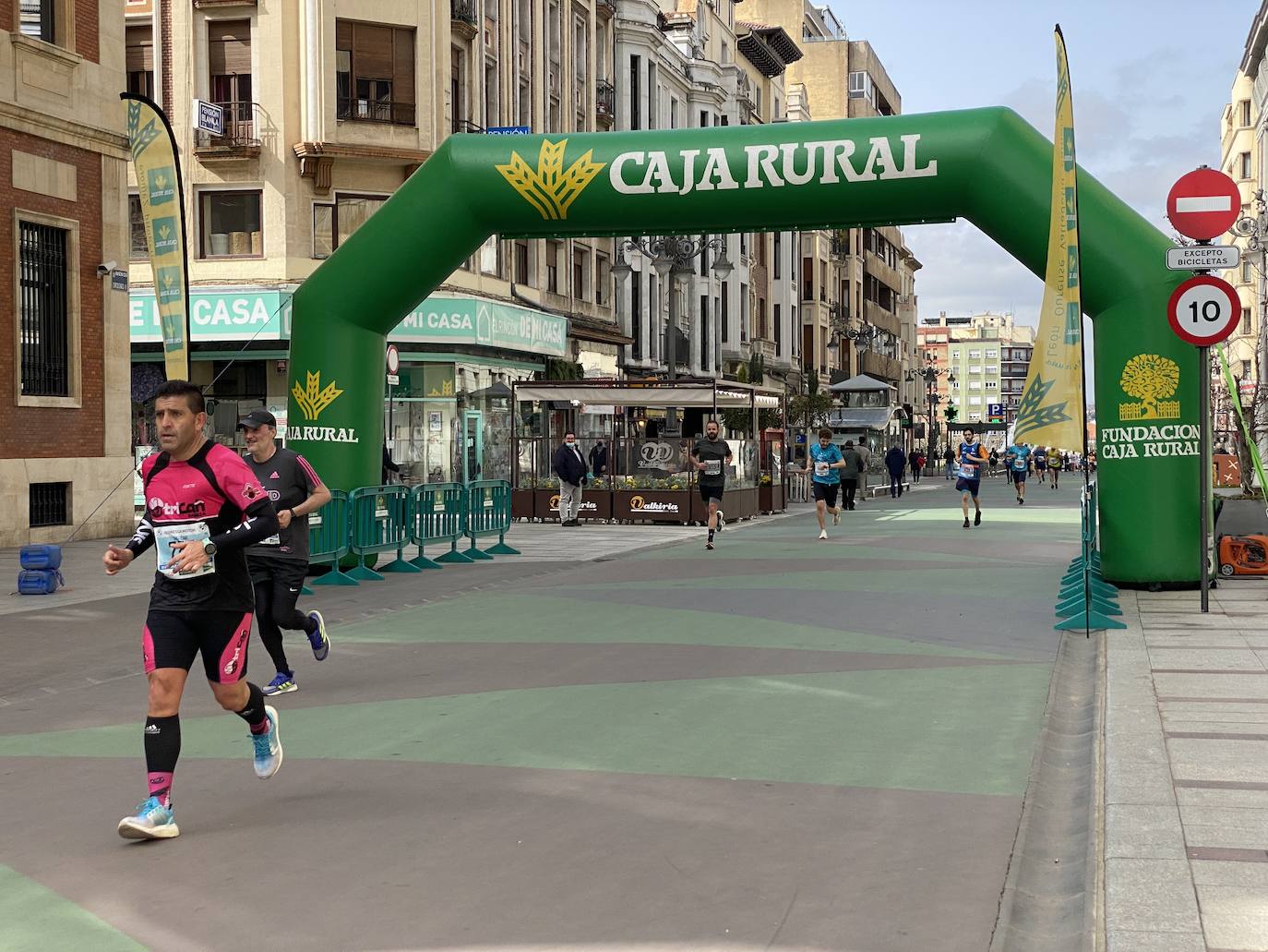 Fotos: La media maratón de León a su paso por Ordoño II (I)