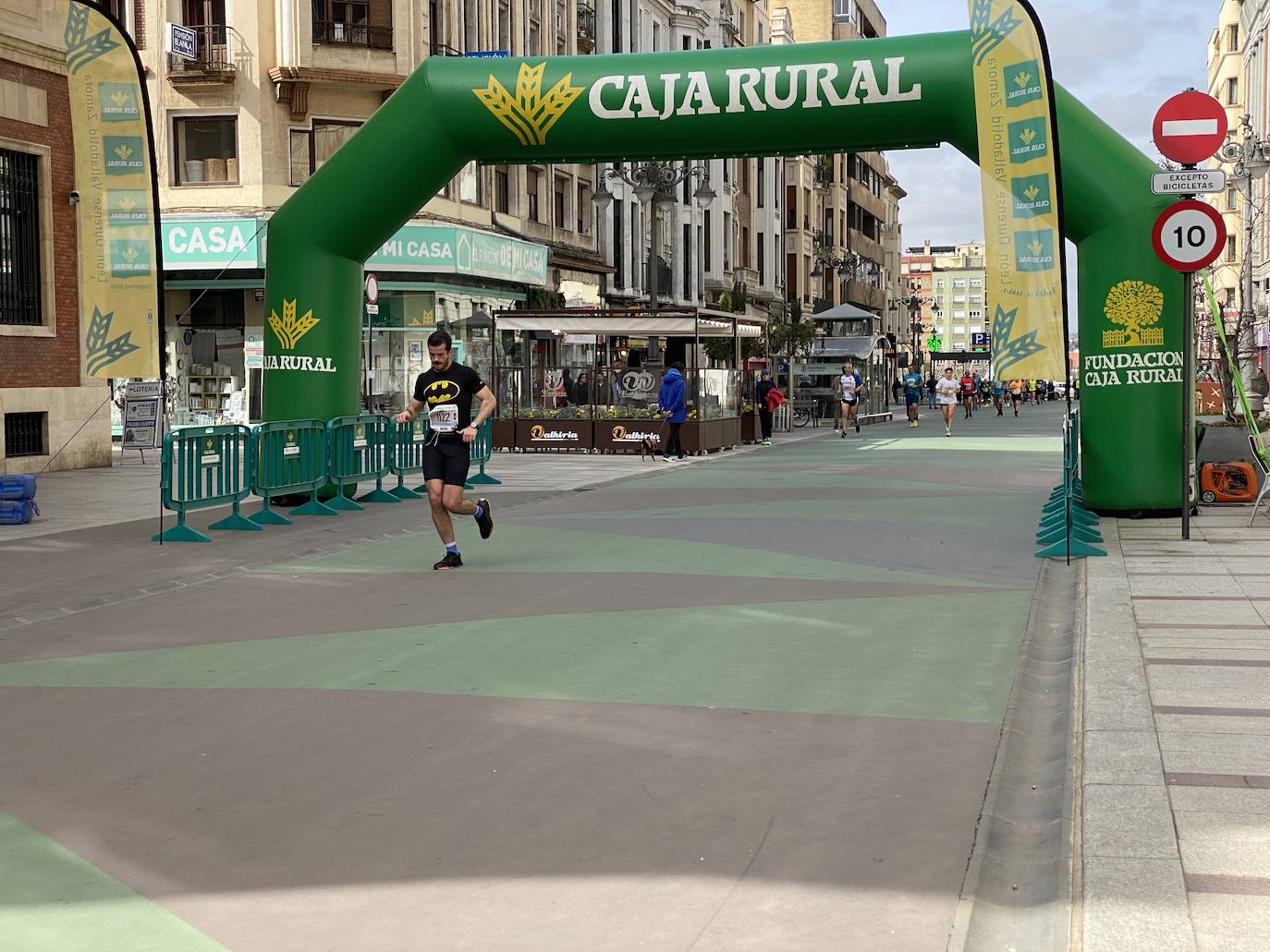 Fotos: La media maratón de León a su paso por Ordoño II (I)