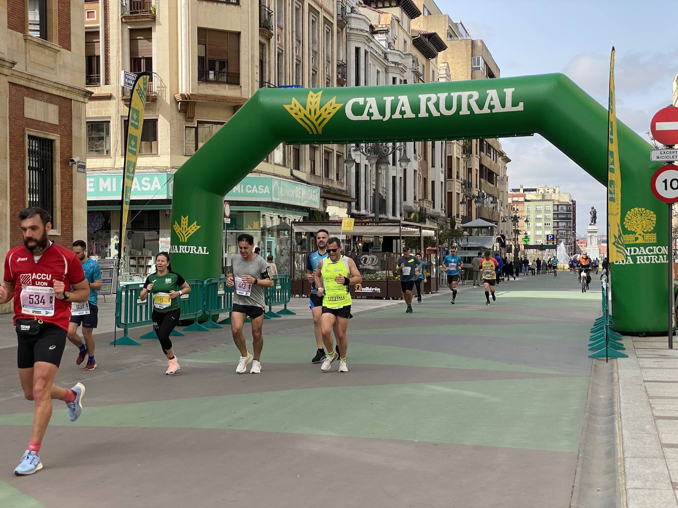 Fotos: La media maratón de León a su paso por Ordoño II (I)