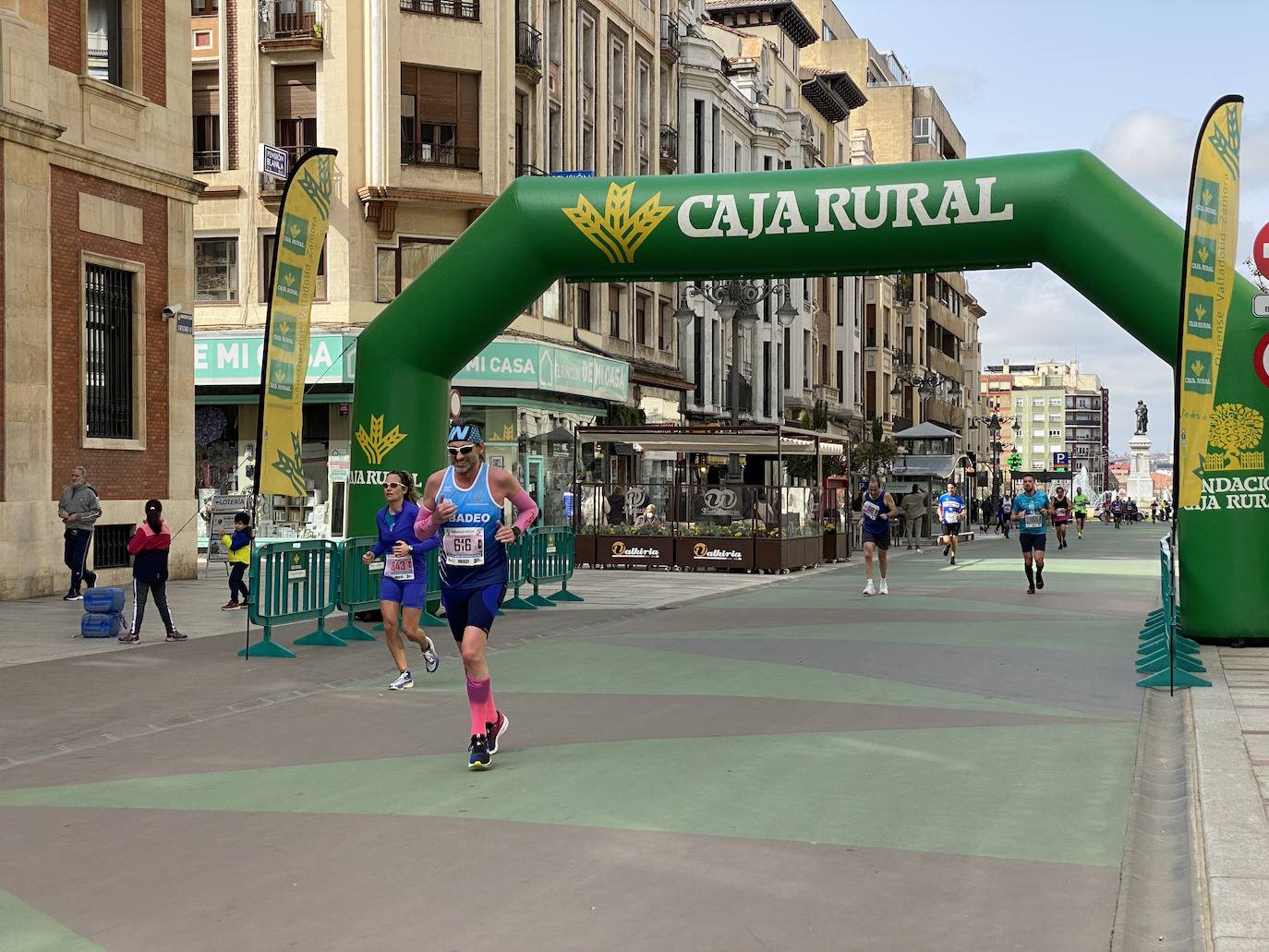 Fotos: La media maratón de León a su paso por Ordoño II (I)