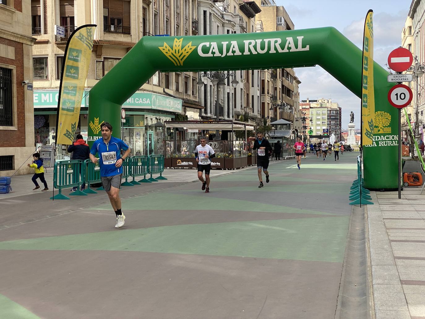 Fotos: La media maratón de León a su paso por Ordoño II (I)