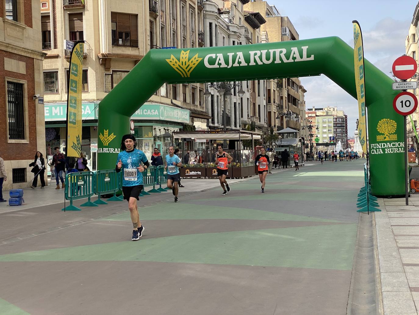 Fotos: La media maratón de León a su paso por Ordoño II (I)