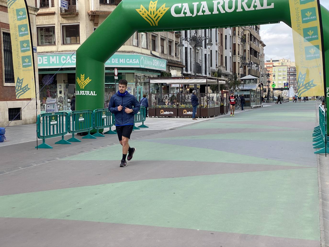 Fotos: La media maratón de León a su paso por Ordoño II (I)