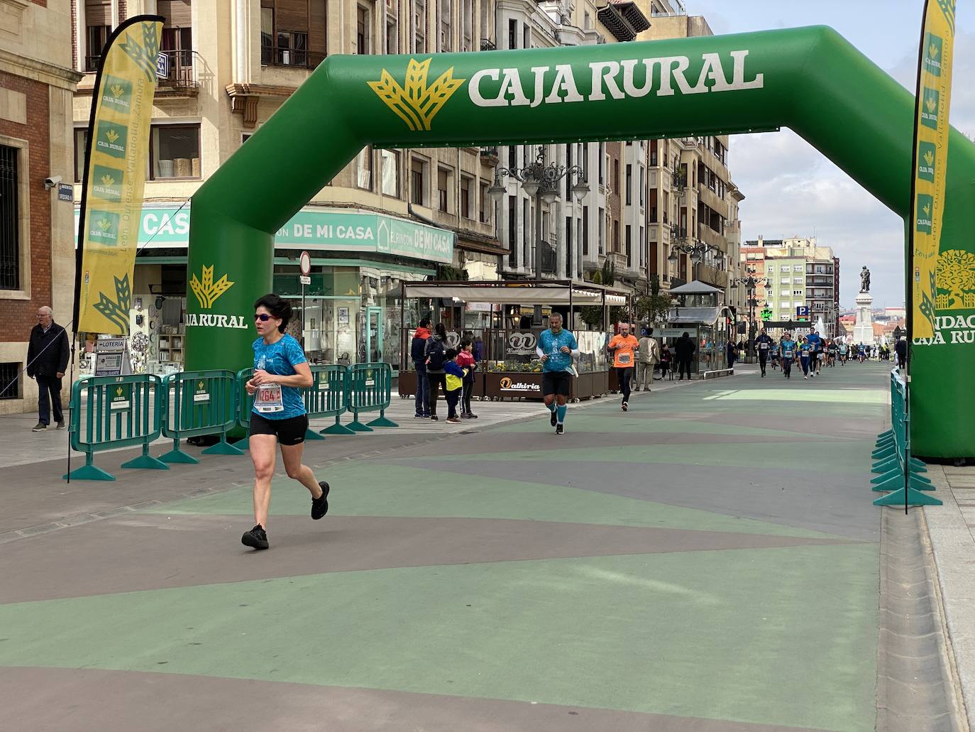 Fotos: La media maratón de León a su paso por Ordoño II (I)