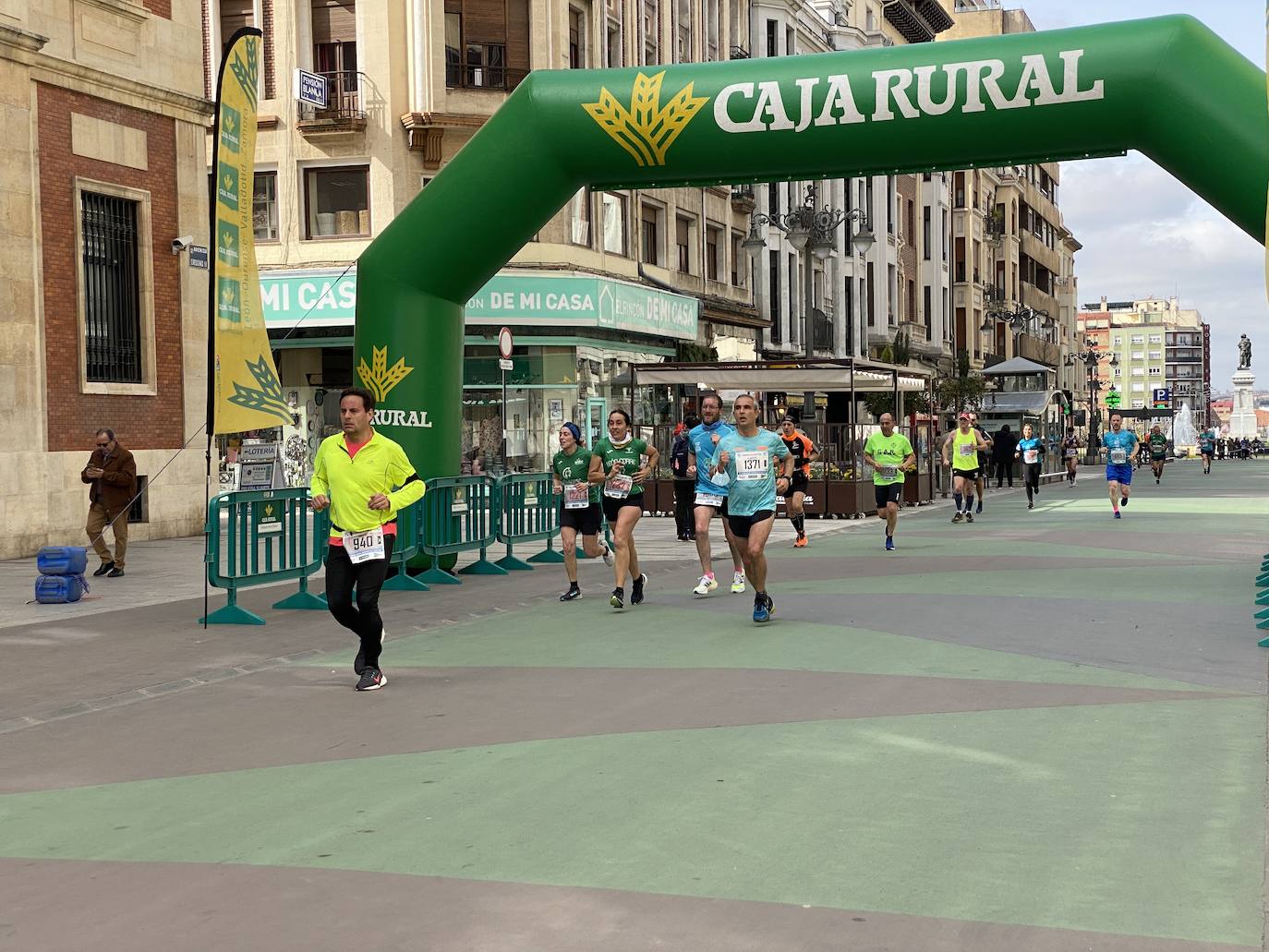 Fotos: La media maratón de León a su paso por Ordoño II (I)