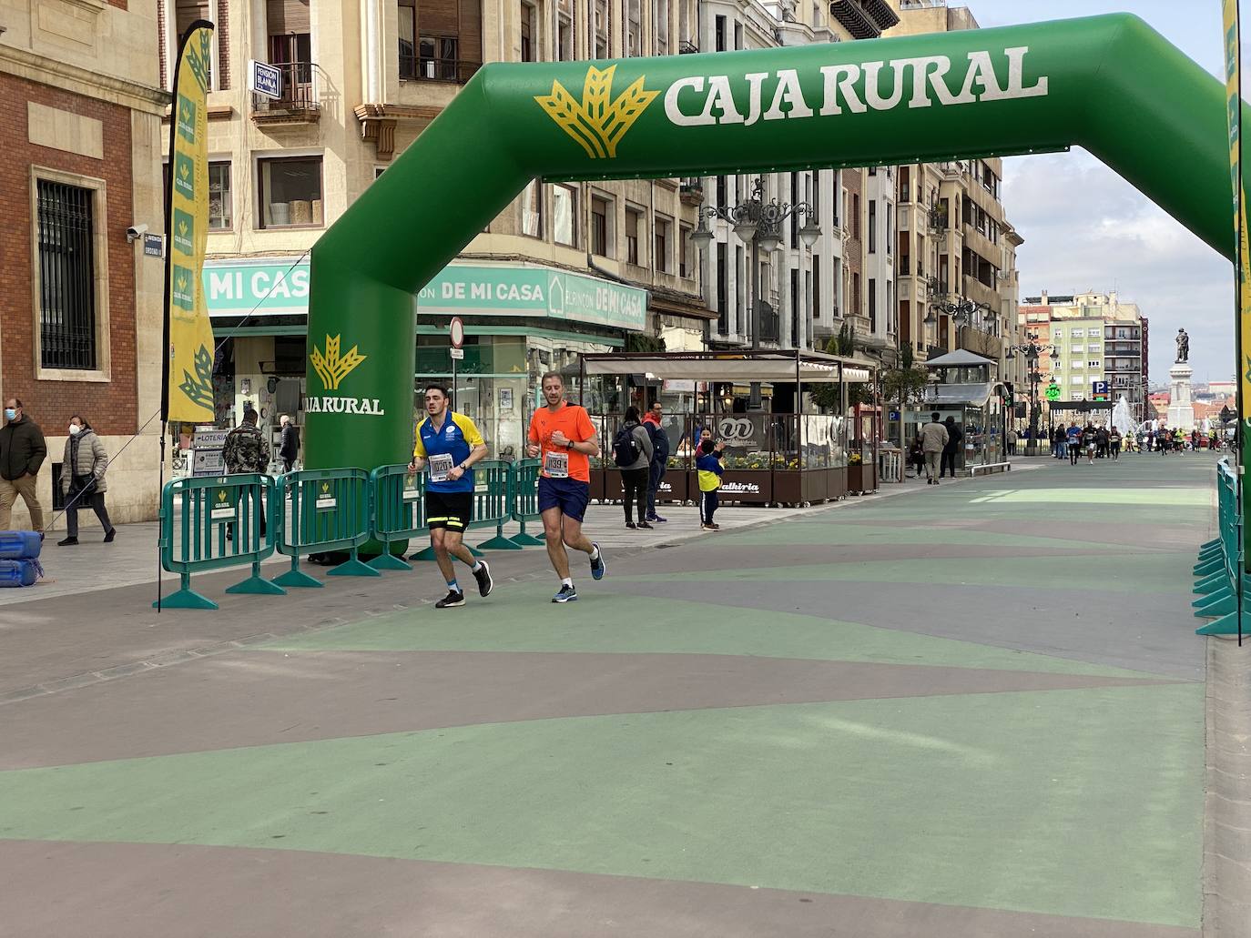 Fotos: La media maratón de León a su paso por Ordoño II (I)