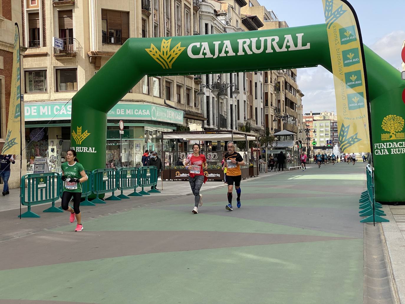 Fotos: La media maratón de León a su paso por Ordoño II (I)