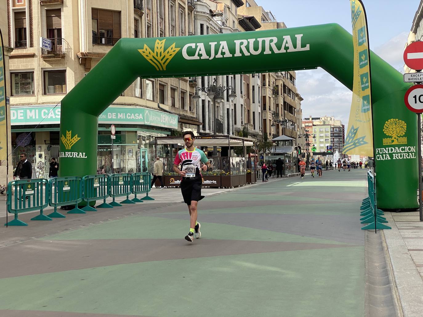 Fotos: La media maratón de León a su paso por Ordoño II (I)