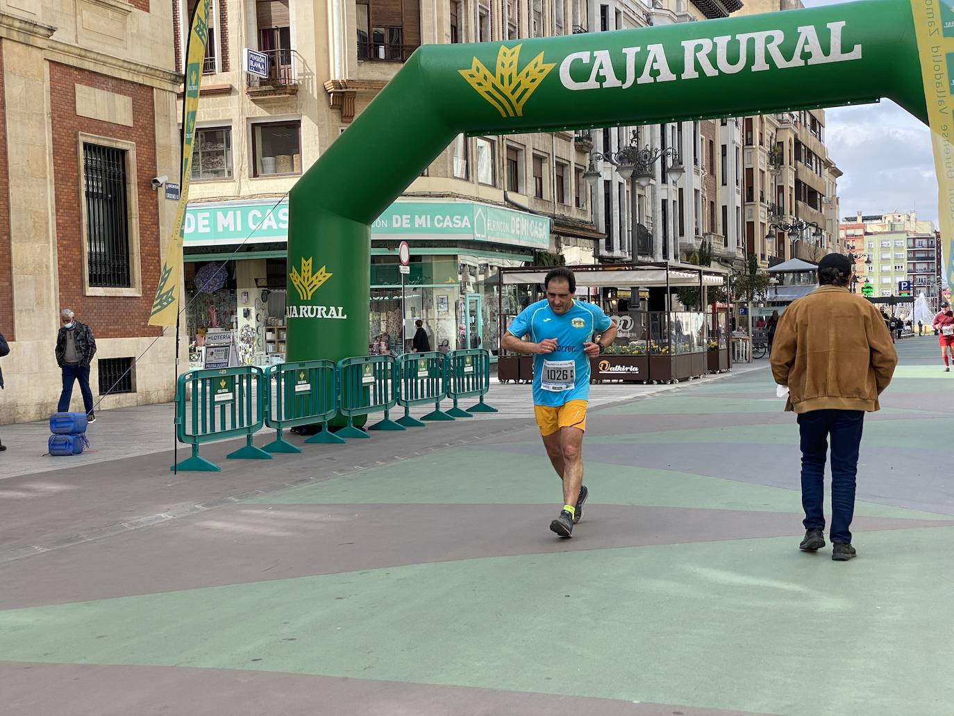 Fotos: La media maratón de León a su paso por Ordoño II (I)