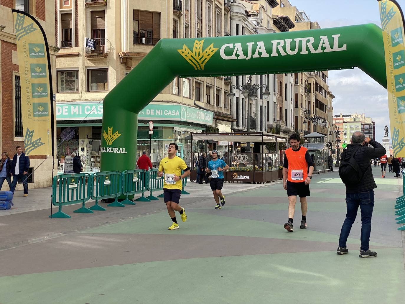 Fotos: La media maratón de León a su paso por Ordoño II (I)