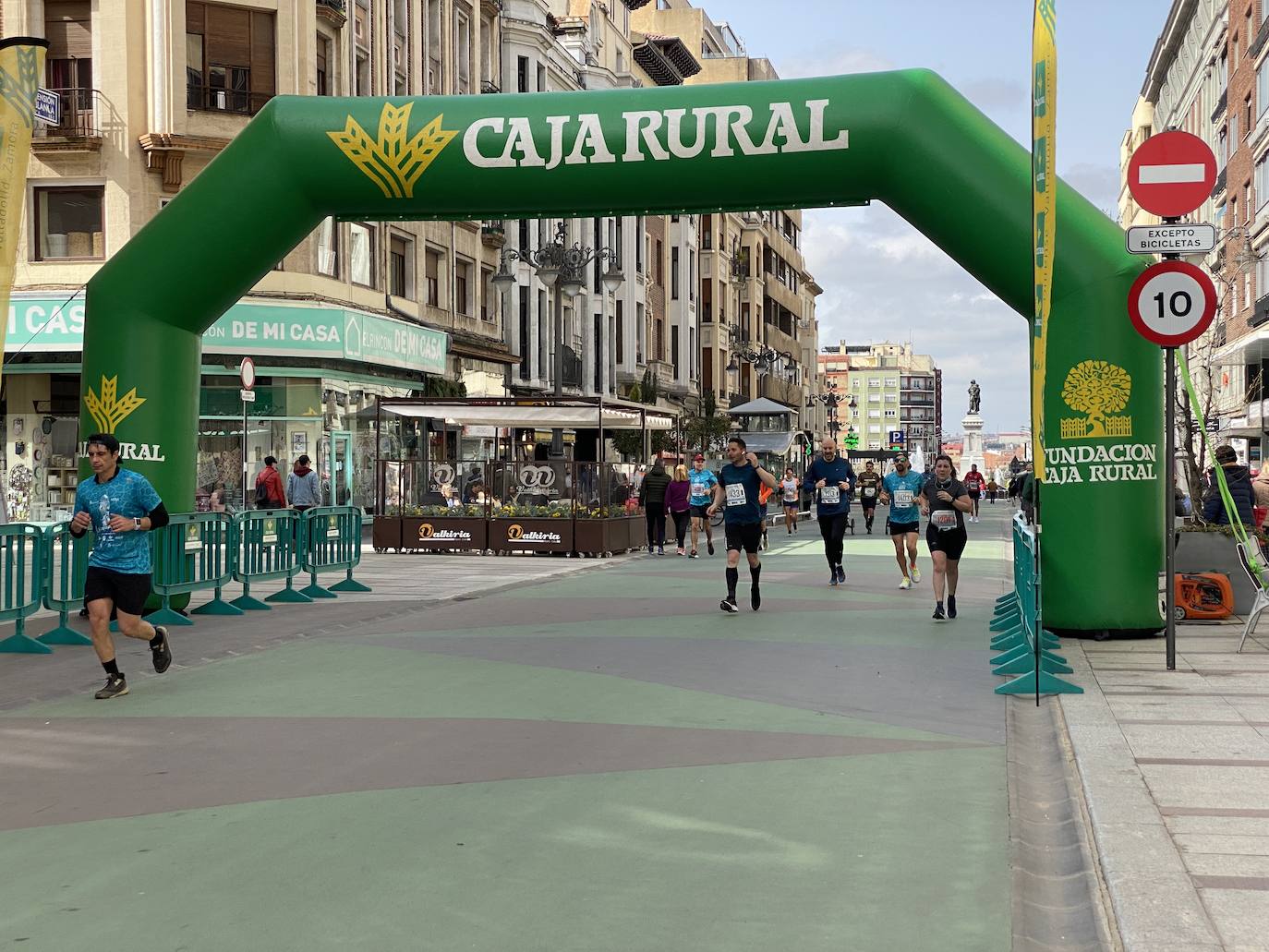 Fotos: La media maratón de León a su paso por Ordoño II (I)