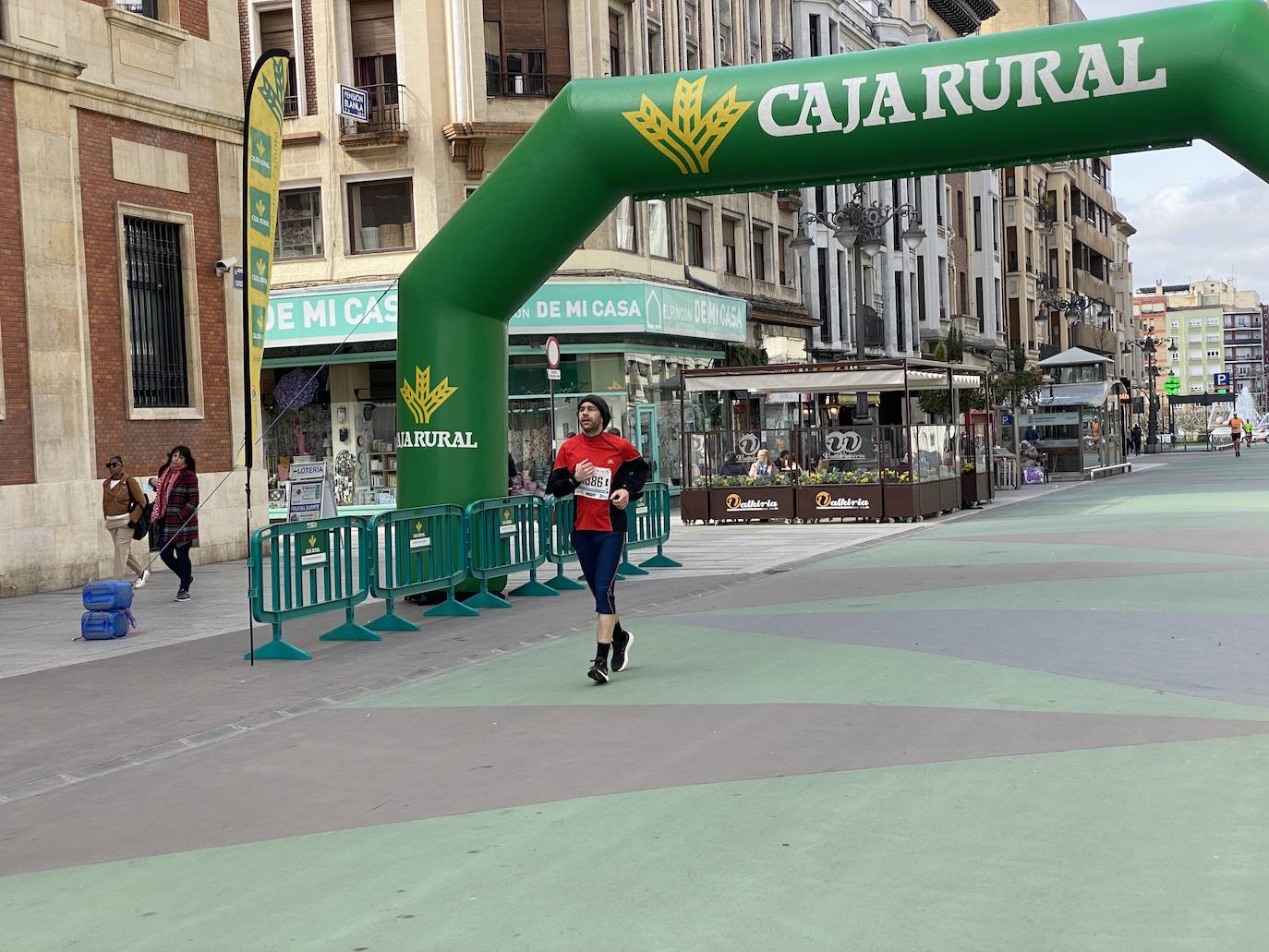 Fotos: La media maratón de León a su paso por Ordoño II (I)