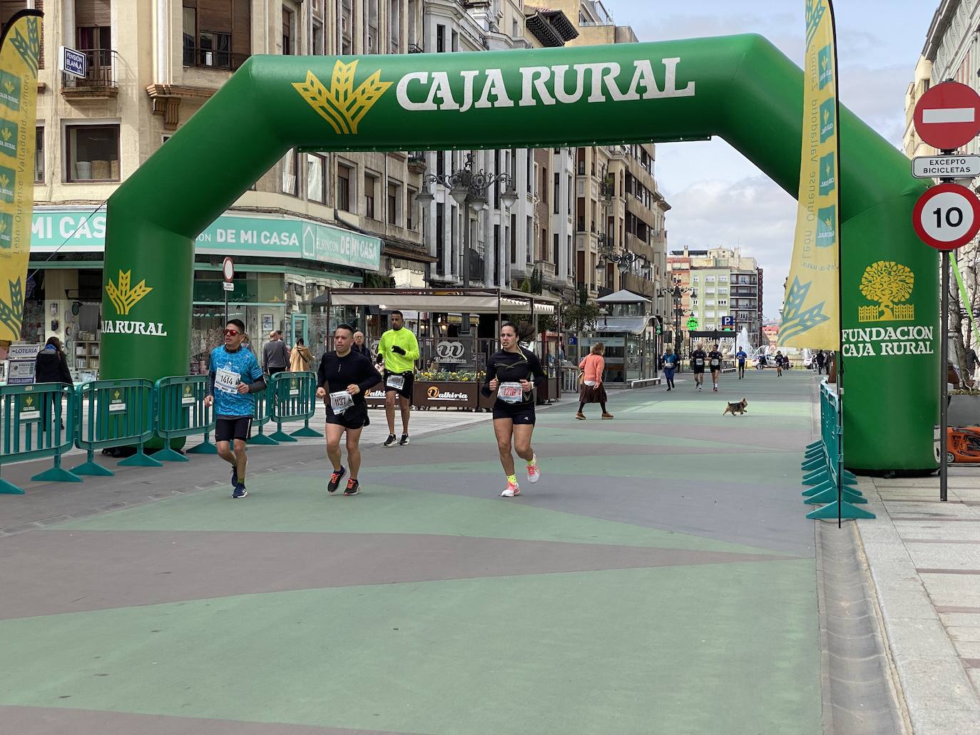 Fotos: La media maratón de León a su paso por Ordoño II (I)