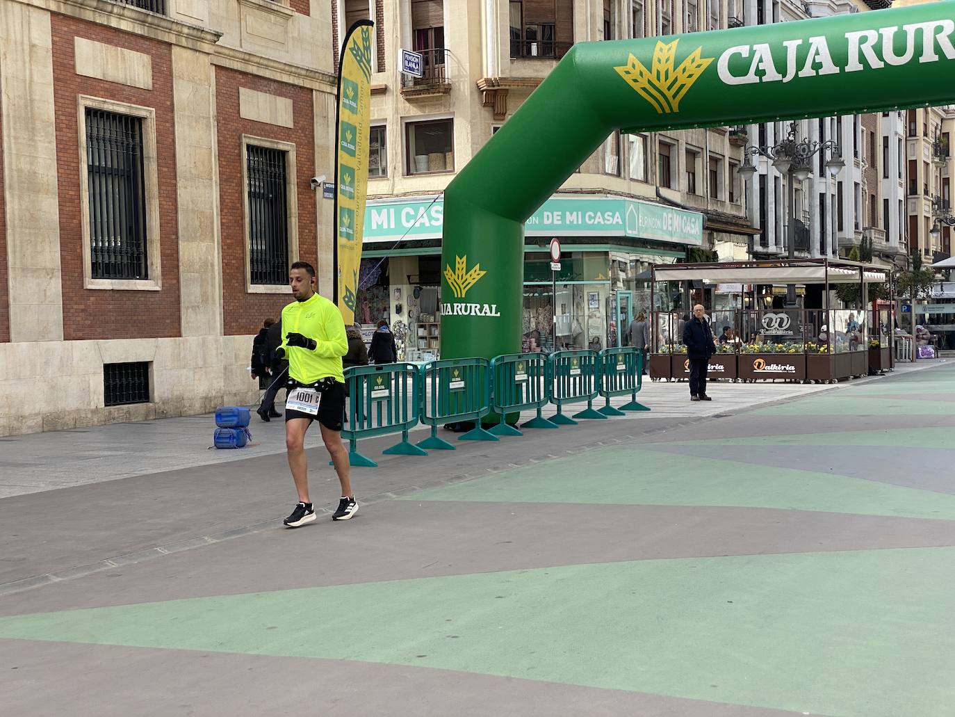 Fotos: La media maratón de León a su paso por Ordoño II (I)